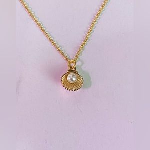 Pearl and Clamshell Necklace with Faux Pearl Earrings